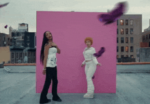 Ice Spice Gif Pink Pantheress GIF - Ice Spice Gif Ice Spice Pink Pantheress GIFs