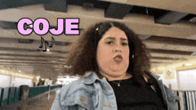 a woman singing with the word coje above her head