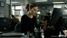 Look Around Confused GIF - Look Around Confused Whos There GIFs