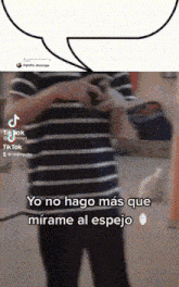 a man in a striped shirt says yo no hago mas que mirame al espejo in a speech bubble