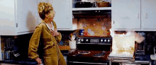 Jennifer Lawrence Scared GIF - Jennifer Lawrence Scared Cooking GIFs