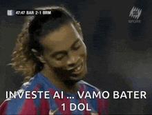 a soccer player wearing a nike shirt says " investe ai "