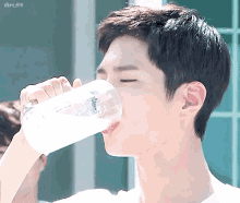박보검 물 마셔 마시다 마시기 시원 눈썹 씰룩 GIF