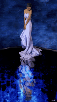 Lady Looking GIF - Lady Looking Reflection GIFs