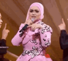 siti nurhaliza pink anta permana perform singer