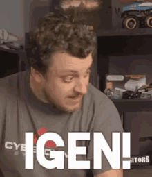 a man in a gray shirt says igen