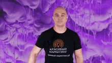 a man wearing a black shirt that says красивый маркетинг on it