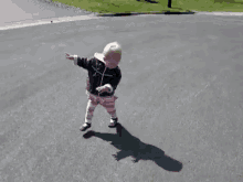Girl Runs From Her Shadow GIF - Baby Runs Shadow GIFs