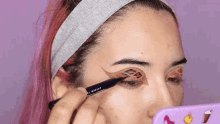 Maquillaje De Ojo Laura Sanchez GIF - Maquillaje De Ojo Laura Sanchez Aplicar Maquillaje GIFs