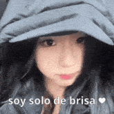 a woman wearing a hat with the words soy solo de brisa written on it