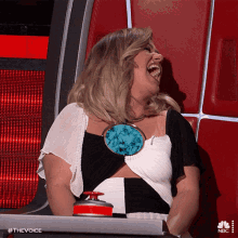 cracking up kelly clarkson the voice laughing hysterically funny