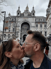 Kiss Antwerp GIF - Kiss Antwerp Gare GIFs