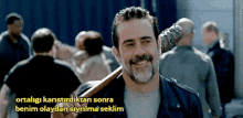 a man holding a bat with the words ortaligi kanstridikan sonra benim olaydan syrulma sekim written below him
