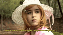 a girl wearing a white hat with the words desde entonces finalmente siempre estuve junto a ti