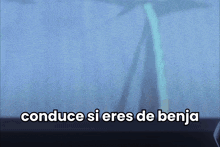 a picture of a motorcycle with the words conduce si eres de benja below it