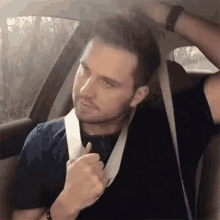 Se Pendre Seatbelt GIF - Se Pendre Seatbelt Tie GIFs