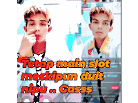 a screenshot of a man with the words tetap main slot meskipun duit nipu gass
