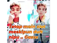 a screenshot of a man with the words tetap main slot meskipun duit nipu gass