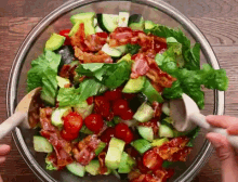 샐러드 섞기 숟가락 아보카도 토마토 베이컨 오이 상추 GIF - Salad Mix Spoon GIFs