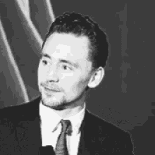 Tom Hiddleston Laugh GIF - Tom Hiddleston Laugh GIFs