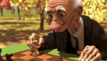 старички играют в шахматы мультфильм GIF