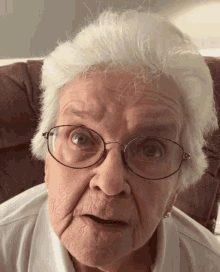 Grandma Grandmabobbe GIF - Grandma Grandmabobbe Look GIFs