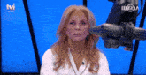 a woman sitting in front of a tv screen that says congela