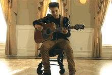 Tocando La Guitarra Talento GIF - Tocando La Guitarra Talento Cantando GIFs