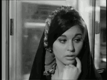 سعاد حسني السفيرة عزيزة بلدي ملاية لف مؤسف خجل GIF - Soad Hosni Egyptian Local Babe Dress Al Sefira Aziza Film GIFs