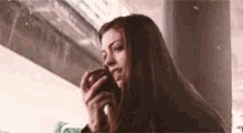 Anne Hathaway Fierce GIF - Anne Hathaway Fierce Eating Apple GIFs