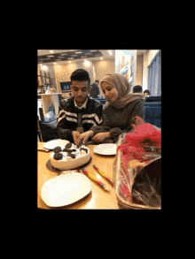 Date Couple GIF - Date Couple Eat GIFs
