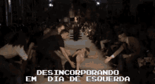 a woman walking down a runway with the words " desincorporando em dia de esquerda " behind her