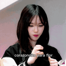 a girl giving a thumbs up with the words " corazoncito para flor " above her