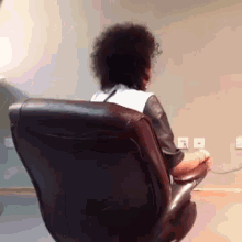 Leigh GIF - Chair Spinning Smiling GIFs