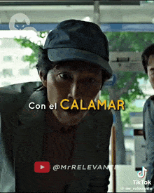 a man wearing a hat with the words con el calamar written above him
