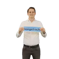a man in a white shirt is holding up a sign that says bangekocht