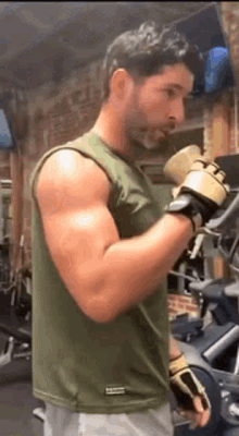 Tom Ellis Workout GIF - Tom Ellis Workout Muscles GIFs