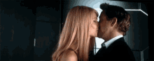 Robert Downey Jr Kiss GIF - Robert Downey Jr Kiss Gwyneth Paltrow GIFs