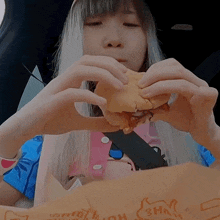 Eating A Burger Xiao Hoang GIF - Eating A Burger Xiao Hoang Xiaorishu GIFs