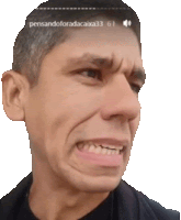a close up of a man 's face with the words " pensandoforadacaixa33 " on the top