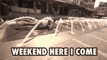 a sign that says weekend here i come in black
