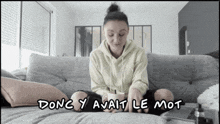 a woman sits on a couch with the words " donc y avait le mot " written above her