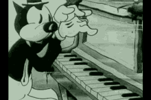 Old Cartoon Piano GIF - Old Cartoon Piano Tom And Jerry GIFs