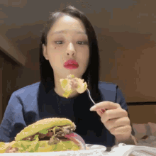 Gahyeon Eat GIF - Gahyeon Eat Burger GIFs