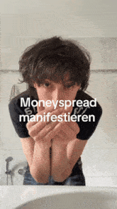 a person standing in front of a mirror with the words moneyspread manifestieren written on the bottom