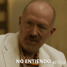 a man in a white suit is behind a sign that says no entiendo