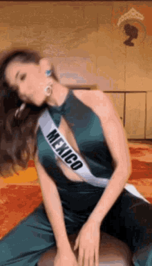 Huele Mi Shampoo Miss Mexico GIF - Huele Mi Shampoo Miss Mexico Hair Flip GIFs