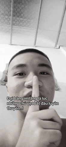 a man holds his finger to his mouth and says " dai bang im lang la luc nhung chu vet bat dau lyen thuyen "