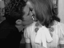 Matthew Morrison Kiss GIF - Matthew Morrison Kiss Jayma Mays GIFs