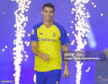 media.tenor.com/jfHc6wCdVe4AAAAd/cristiano-ronaldo